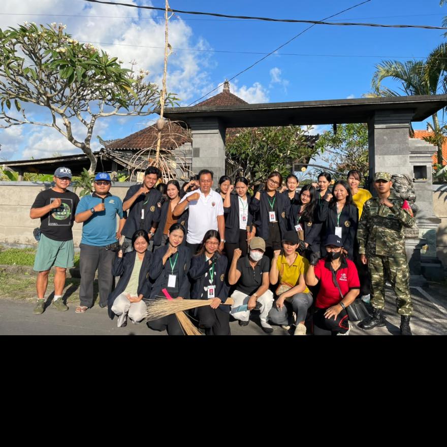 Kegiatan Jumat Bersih yang dilaksanakan Desa Singapadu Kaler 